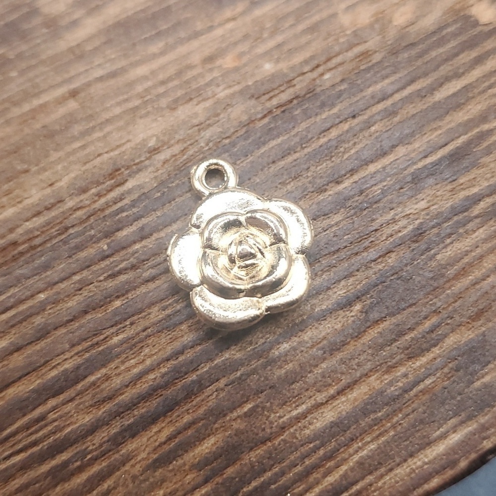 Vermiel rose charm pendant P107